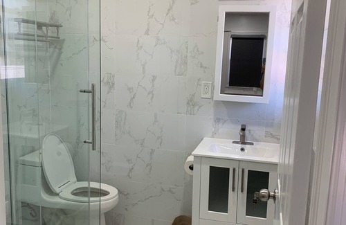 Queens Casa | Sunny House in Queens · Entire Home · Private Parking