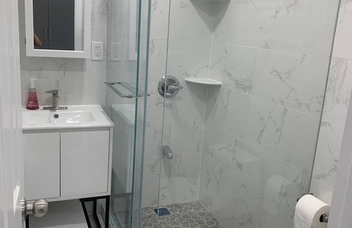 Queens Casa | Sunny House in Queens · Entire Home · Private Parking