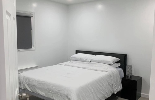 Queens Casa | Sunny House in Queens · Entire Home · Private Parking