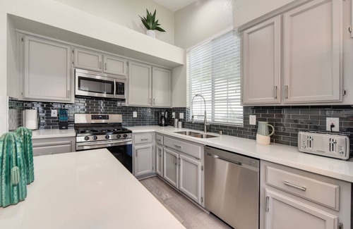 Southwestern Sacramento Casa | La casa soleada cerca del centro de la ciudad vieja Aeropuerto Patio Barbacoa Zoológico comercial