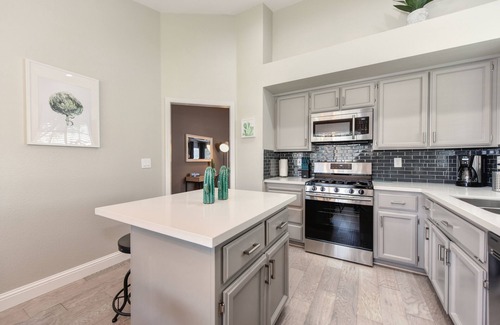 Southwestern Sacramento Casa | La casa soleada cerca del centro de la ciudad vieja Aeropuerto Patio Barbacoa Zoológico comercial