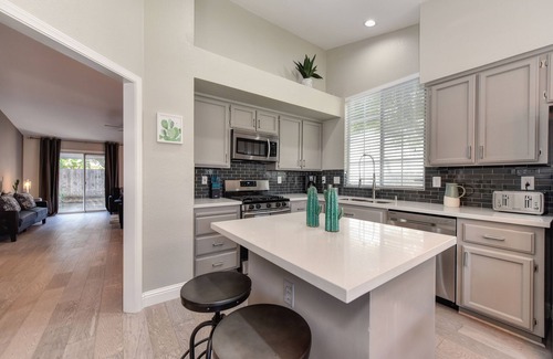Southwestern Sacramento Casa | La casa soleada cerca del centro de la ciudad vieja Aeropuerto Patio Barbacoa Zoológico comercial