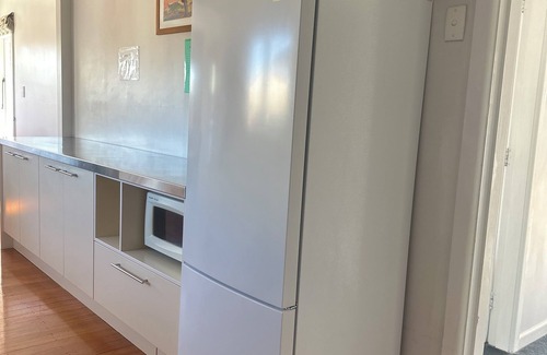 Burnside Casa | SUNNY HOUSE WITH 5 BEDROOMS 7 QUEEN BEDS 2 BATHROOMS NEAR AIRPORT