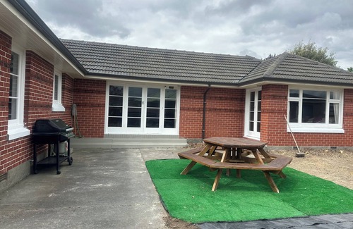 Burnside Casa | SUNNY HOUSE WITH 5 BEDROOMS 7 QUEEN BEDS 2 BATHROOMS NEAR AIRPORT