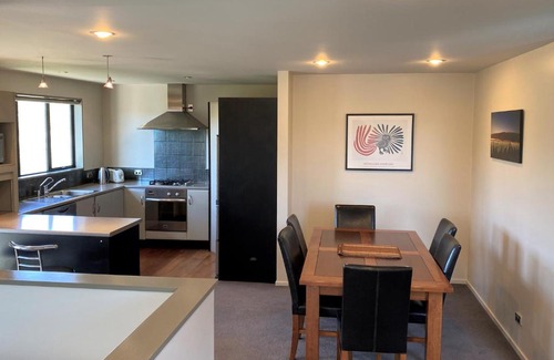 Wanaka Casa | Sunny Lake and Mountain Views on Kings Drive