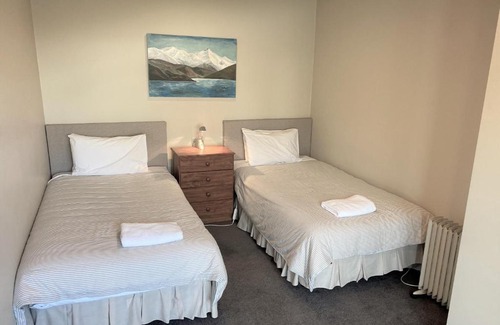 Wanaka Casa | Sunny Lake and Mountain Views on Kings Drive