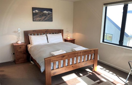 Wanaka Casa | Sunny Lake and Mountain Views on Kings Drive