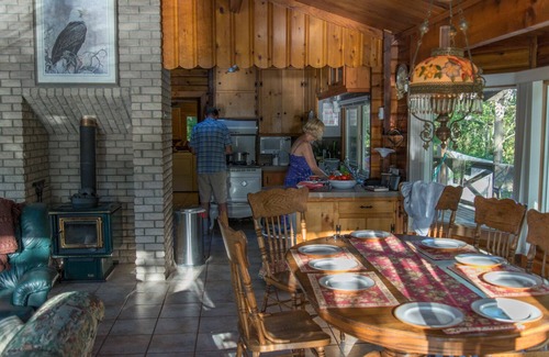 Quadra Island Chalet De Esquí | Soleado casa frente al lago con Océano Moorage