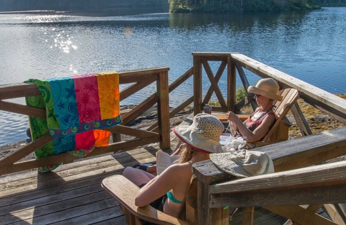 Quadra Island Chalet De Esquí | Soleado casa frente al lago con Océano Moorage