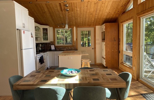 Algonquin Highlands Casa | Sunny lakeside cottage with stunning sunset views!
