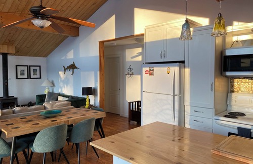 Algonquin Highlands Casa | Sunny lakeside cottage with stunning sunset views!