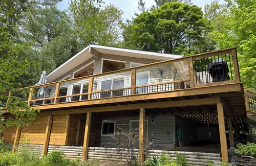 Algonquin Highlands Casa | Sunny lakeside cottage with stunning sunset views!