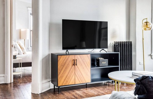 Wrigleyville Apartamento | Sunny Lakeview 3BR near Wrigley Field, 1 block to Red Line, by Blueground