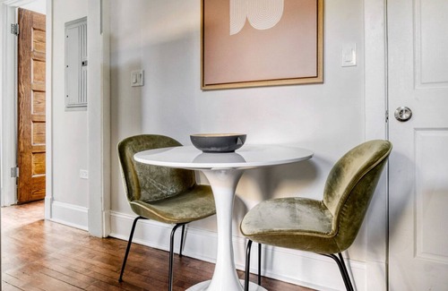 Wrigleyville Apartamento | Sunny Lakeview 3BR near Wrigley Field, 1 block to Red Line, by Blueground
