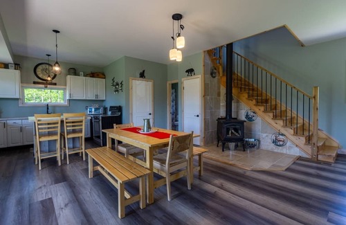 Northern Bruce Peninsula Cabina | Sunny Meadow Retreat by Lake Huron