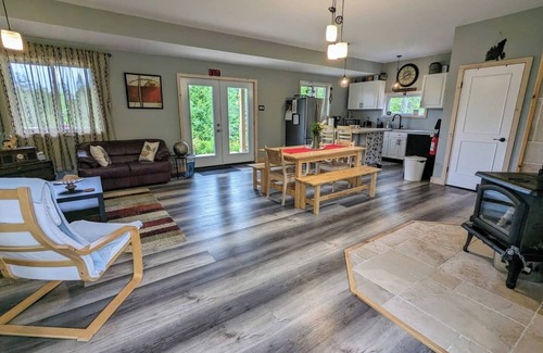 Northern Bruce Peninsula Cabina | Sunny Meadow Retreat by Lake Huron