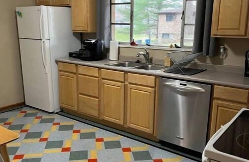 Edwardsville Apartamento | Sunny Mid-Century Modern duplex with a garage
