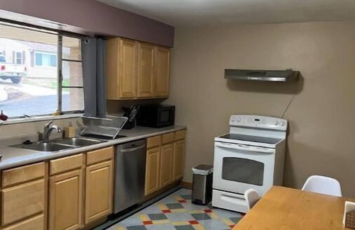 Edwardsville Apartamento | Sunny Mid-Century Modern duplex with a garage