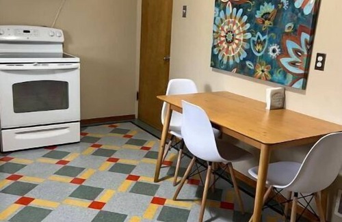 Edwardsville Apartamento | Sunny Mid-Century Modern duplex with a garage