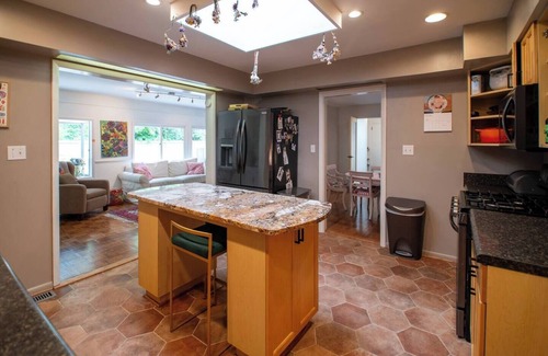 Asheville Casa | Sunny mid-century with sauna