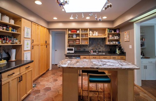 Asheville Casa | Sunny mid-century with sauna