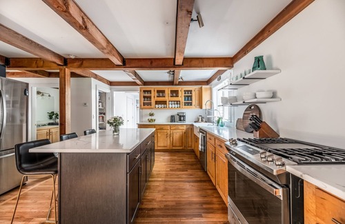 Blue Hill Casa | Sunny, Modern Family Retreat