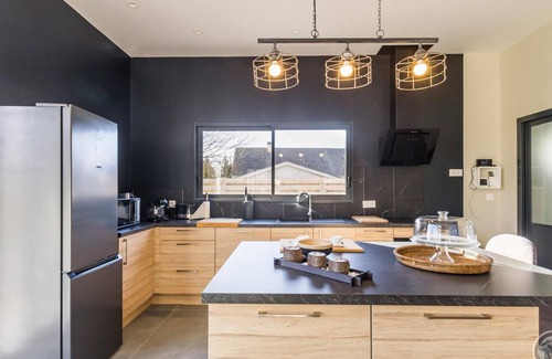 Lessay Cabaña | Hermosa casa de campo con terraza amplia y modernos interiores, cerca de Lessay