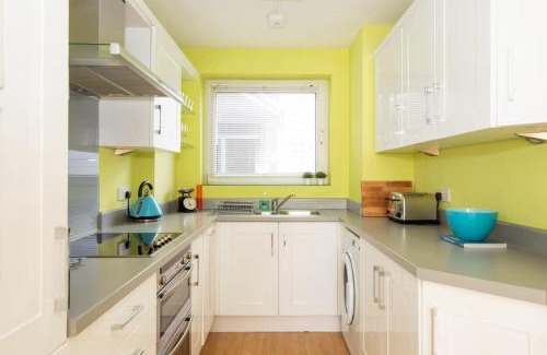 East Wittering Apartamento | Sunny & Modern Near the Beach & Village w Parking