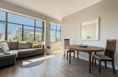 Claremont Apartamento | Sunny modern space with Mountain View