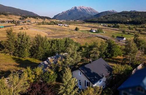 Coleman Casa | Sunny Mountain Farmhouse with Outdoor Cedar Sauna