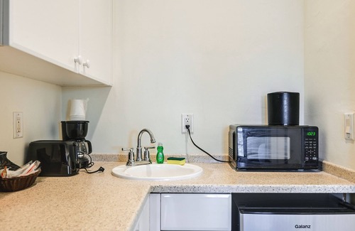 Naples Apartamento | Sunny Naples Escape w/ Heated Community Pool!