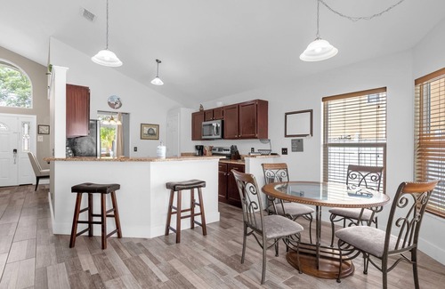 Lindfields Apartamento | Sunny Oasis Home With Pool