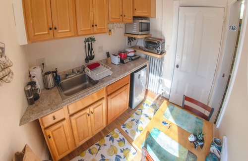 Dorchester Apartamento | Sunny Ocean-View Suite near subway w/kitchen & private bath
