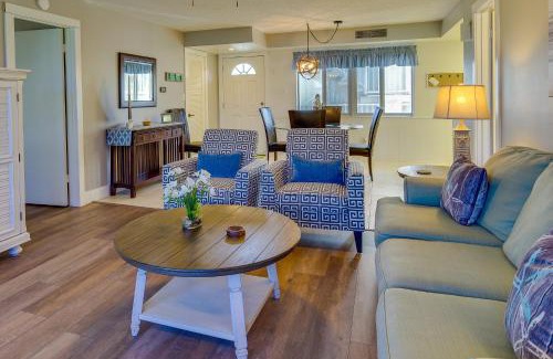 Fort Pierce Apartamento | Sunny Ocean Village Beach Condo Community Pool