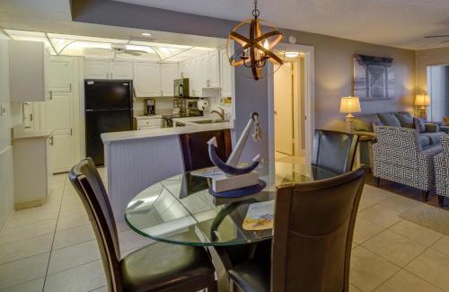 Fort Pierce Apartamento | Sunny Ocean Village Beach Condo Community Pool
