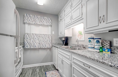 Myrtle Beach Condominio | Sunny oceanfront condo with beach access, pool, hot tub, washer/dryer & WiFi