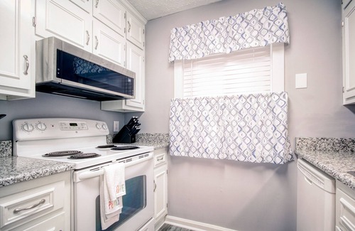 Myrtle Beach Condominio | Sunny oceanfront condo with beach access, pool, hot tub, washer/dryer & WiFi