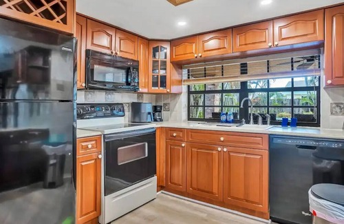 Sunrise Casa | Sunny Paradise w/ Saltwater Pool Hot Tub & BBQ Grill 5 min to Sawgrass Mall