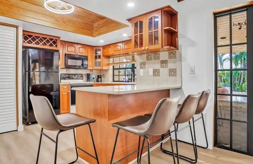 Sunrise Casa | Sunny Paradise w/ Saltwater Pool Hot Tub & BBQ Grill 5 min to Sawgrass Mall