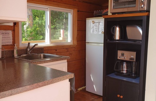 Killaloe Cabaña | Tranquila cabaña con playa SW exposición WIFI y TV por cable y chimenea