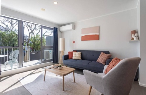 Mount Albert Apartamento | Sunny Pied-à-Terre w Courtyard, Study & Carpark