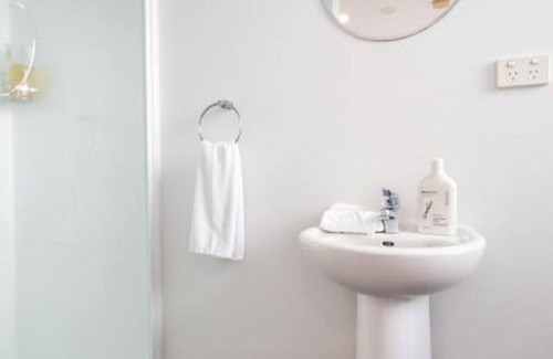 Mount Albert Apartamento | Sunny Pied-à-Terre w Courtyard, Study & Carpark