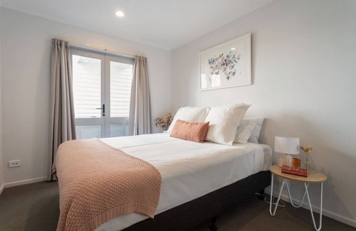 Mount Albert Apartamento | Sunny Pied-à-Terre w Courtyard, Study & Carpark