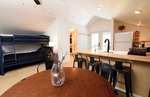 Cle Elum Cabina | Sunny Pines · Cozy + Pet Friendly Cabin Retreat!