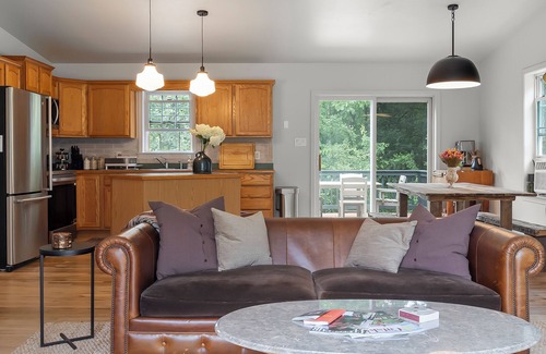 Hudson Casa | Sunny & relaxing pondside oasis min from heart of Hudson & Catskill