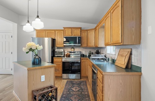 Hudson Casa | Sunny & relaxing pondside oasis min from heart of Hudson & Catskill