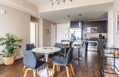 Reston Apartamento | Sunny Reston 2BR w/ Laundry, walk to Restaurants & Mall, by Blueground