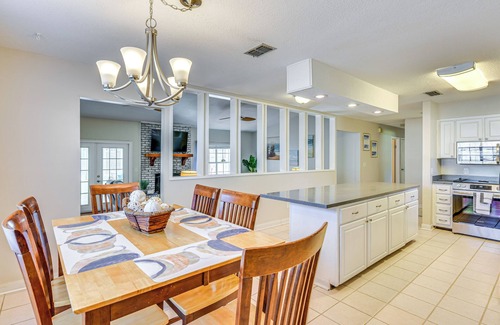 Wright Casa | Sunny Retreat w/ Hot Tub in Fort Walton Beach!