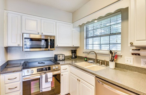 Wright Casa | Sunny Retreat w/ Hot Tub in Fort Walton Beach!