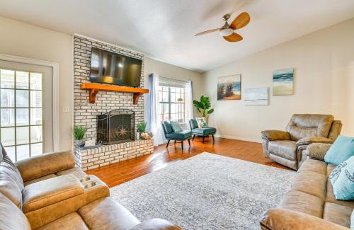Wright Casa | Sunny Retreat with Hot Tub in Fort Walton Beach!